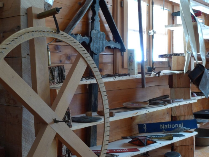 Das Abfallmuseum Lötschental präsentiert eine reiche Vielfalt an Gegenständen