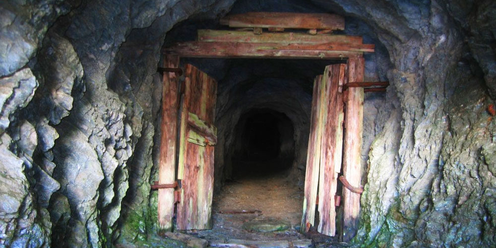 untergrund schweiz - gegenstände und mineralien aus der welt der minen